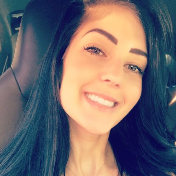 Meet your Posher, Nicole - Picture 3 of 3